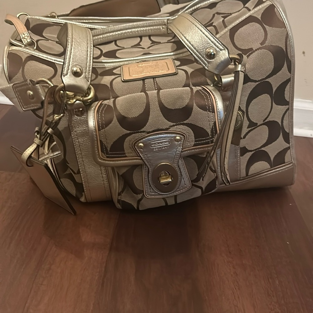 Coach pet carrier great condition and no stains!
